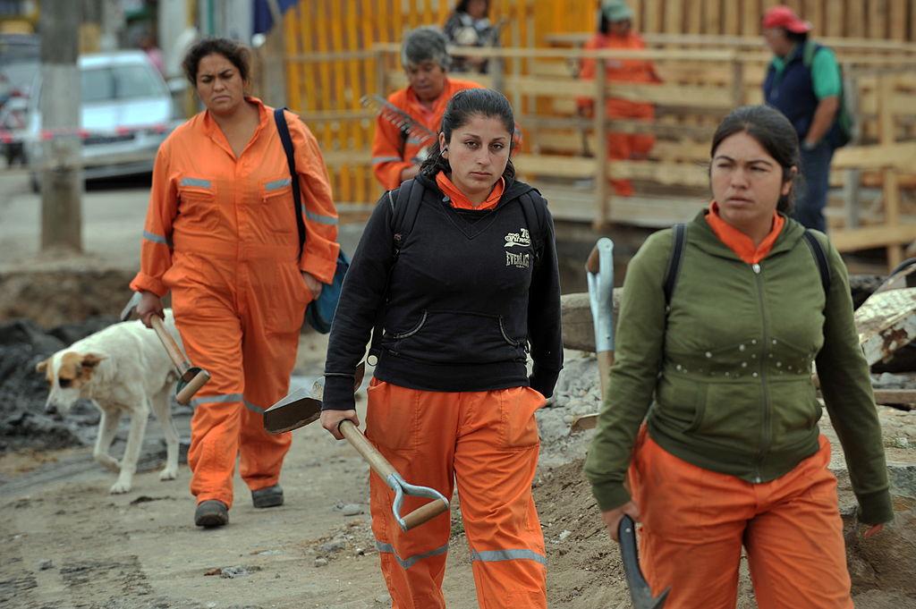2011 yılında, bir önceki yıl yaşanan depremin tahribat yarattığı bölgedeki inşaat çalışmalarına katılan işçiler 