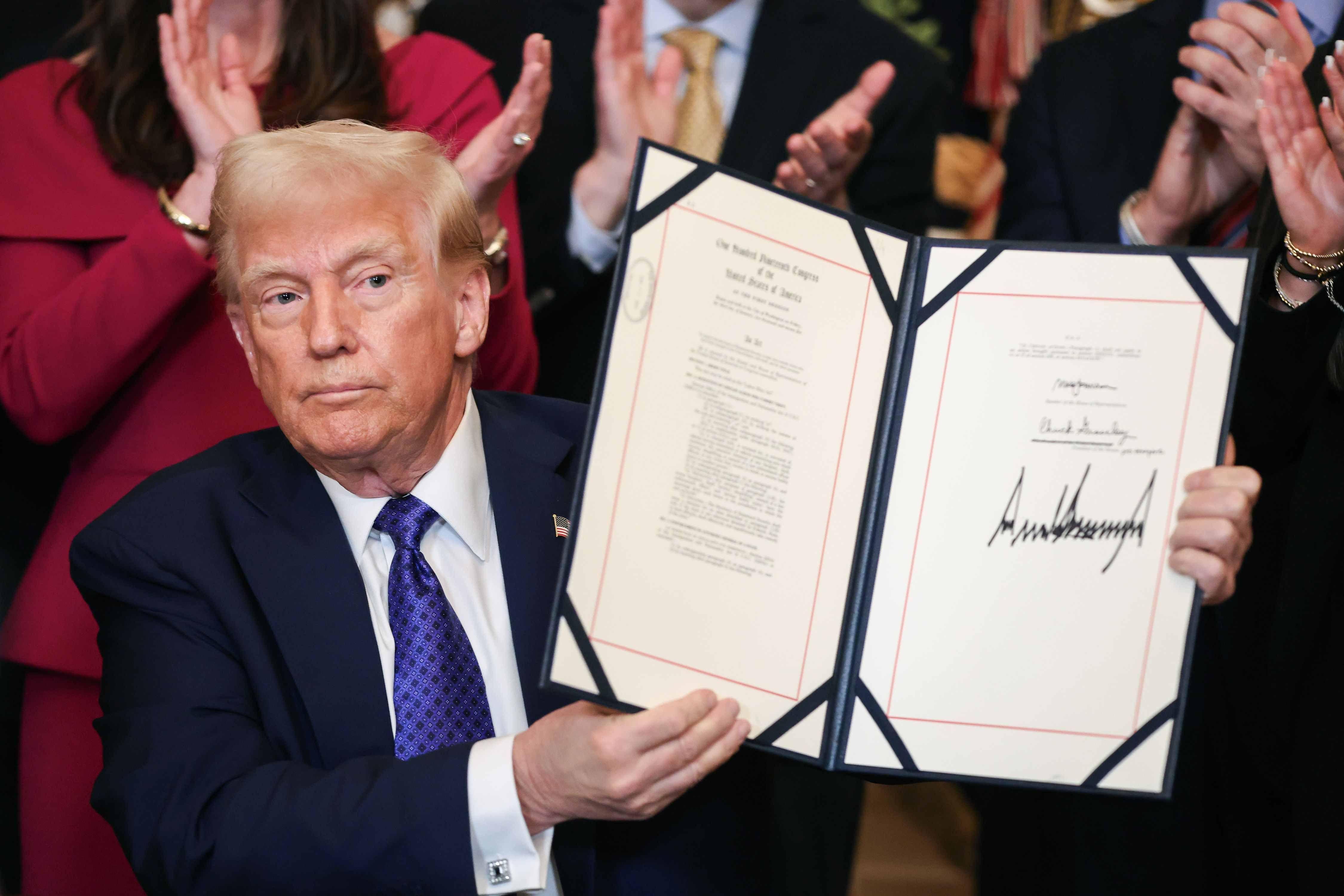 Trump mostra lei assinada