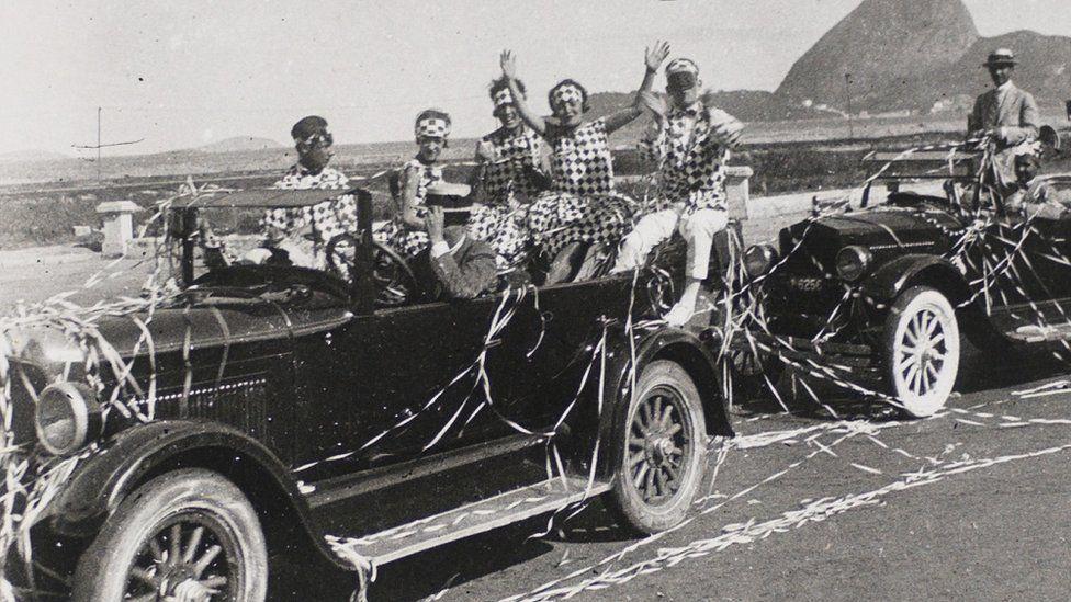 Desfile de corso na avenida Beira Mar, no Rio, em 1922