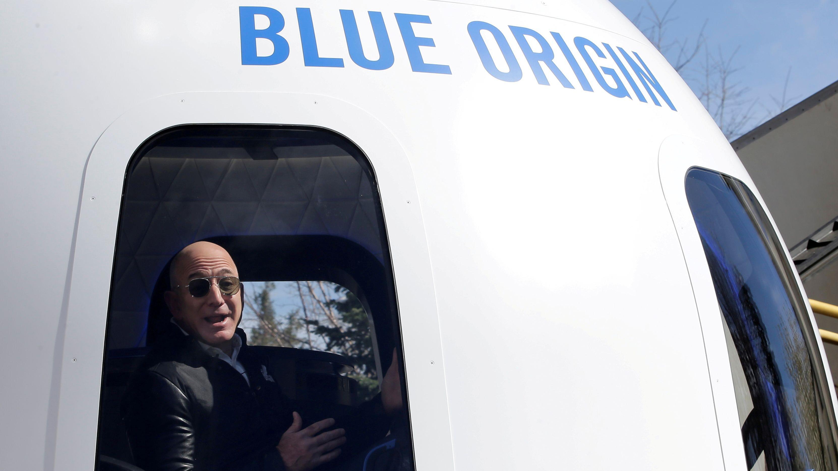 Osnivač Amazona Džef Bezos u letelici sa znakomsvemirske kompanije Blu oridžin