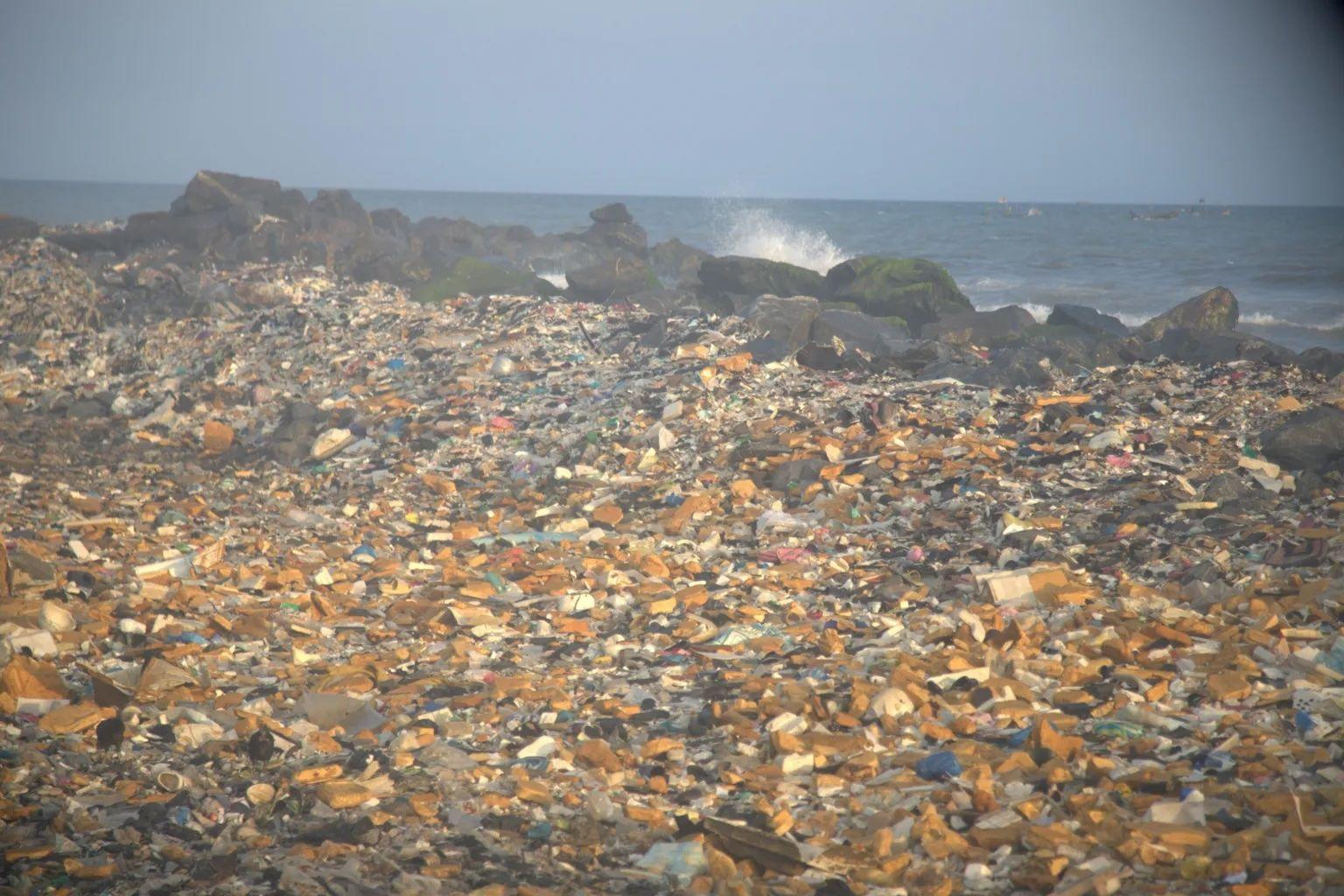 Una cantidad inmensa de deshechos electrónicos en la playa