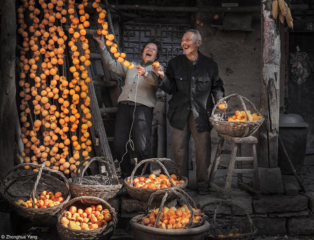 "This year's persimmons are harvested, peeled and dressed, and hung under the eaves in bunches, waiting for the persimmons to soften and freeze, hoping they will bring a good price in the New Year."