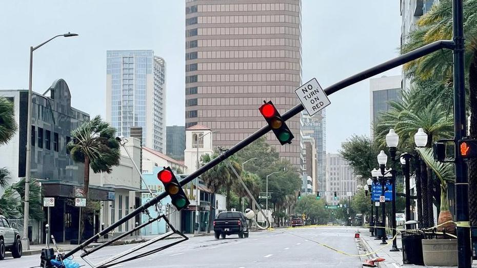 Ian Kasırgası Orlando'da bir trafik ışığını yıktı. 