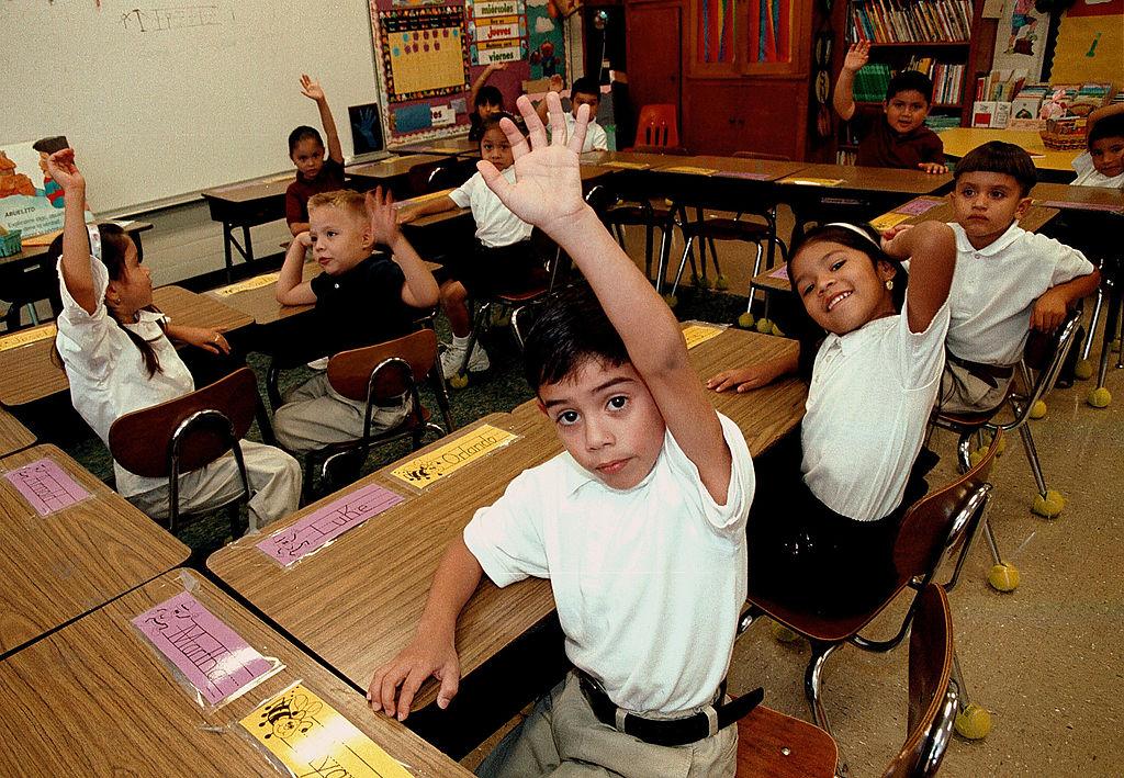 Niños latinos en una clase de inglés