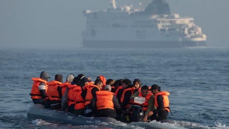 قارب إنقاذ مهاجرين في البحر.