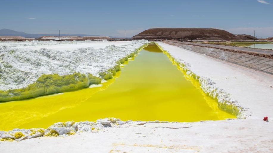 Piscinas de salmuera en una mina de litio de  la empresa SQM en el Salar de Atacama, Chile.