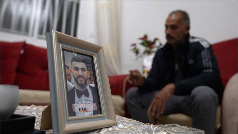 Yasser Hamdan dan foto almarhum putranya, Arafat