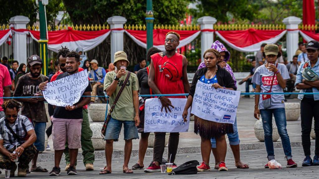 Mahasiswa Papua menggelar aksi unjuk rasa di titik nol kilometer di Yogyakarta, Indonesia pada tanggal 31 Agustus 2019. Mereka menuntut pemerintah segera menyelesaikan dan memberikan solusi atas diskriminasi rasial warga Papua.