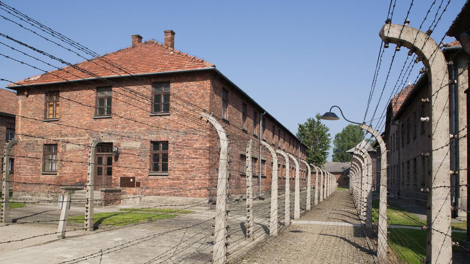 Un bloque de prisión y una doble línea de cercas eléctricas en el campo de concentración de Auschwitz en Polonia. 