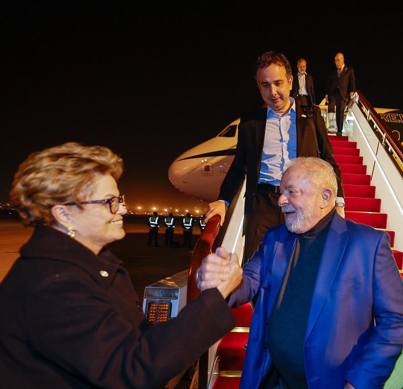 Lula e Dilma na chegada a Xangai, na China