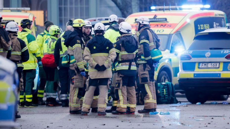 Miembros de los servicios de emergencia trabajan en el lugar de los hechos en la escuela Risbergska en Örebro, Suecia, el 4 de febrero de 2025, tras recibir informes del delito violento.