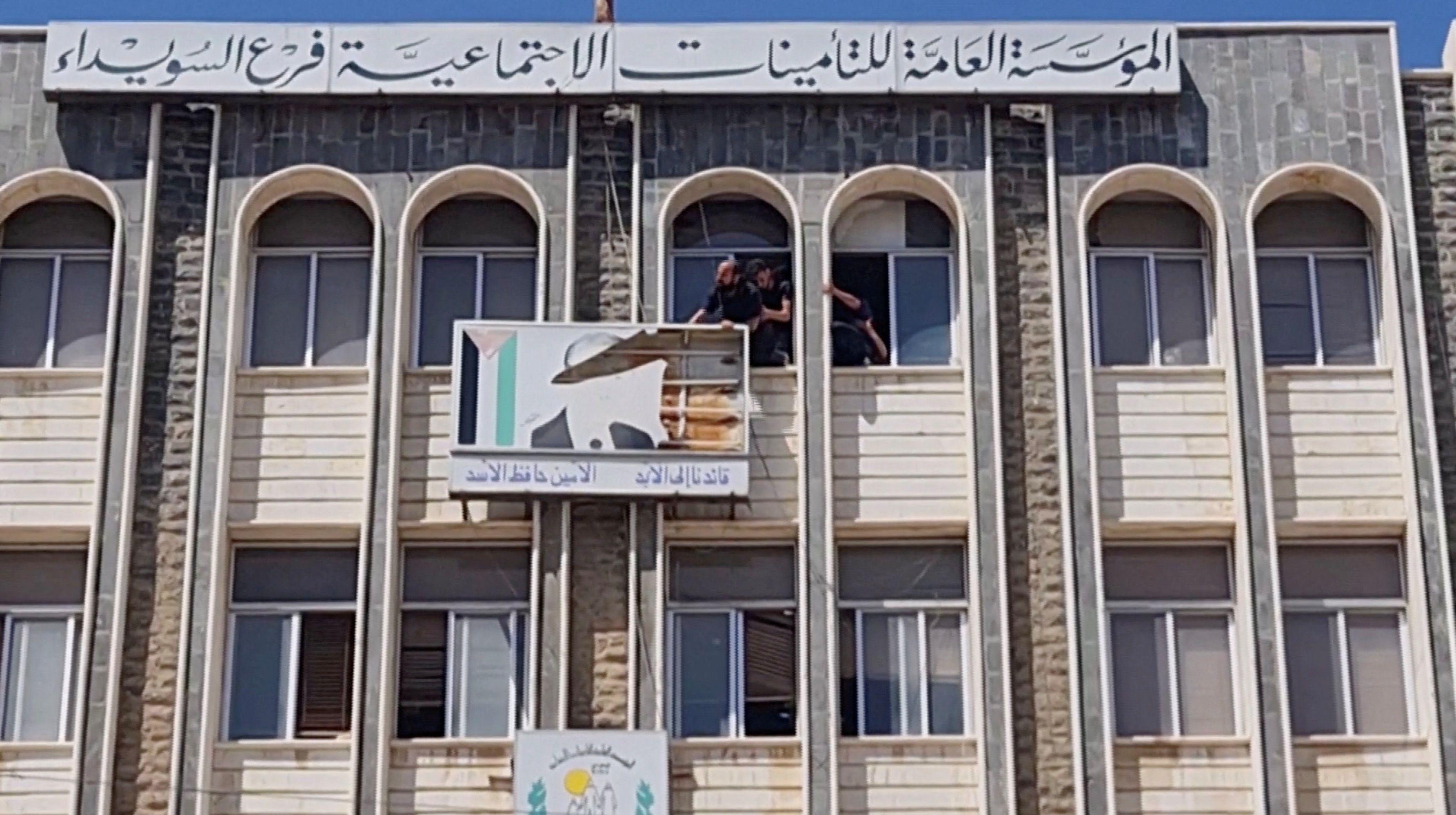 صورة لمبنى تابع للحكومة السورية في محافظة السويداء حيث أزال المتظاهرون صور بشار الأسد ووالده حافظ الأسد
