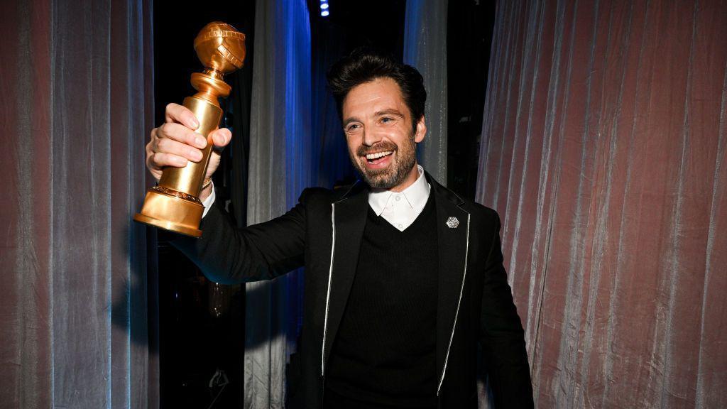 Sebastian Stan con su premio a mejor actor de película musical o de comedia, por su papel en A Different Man en los Globos de Oro 2025 en Los Ángeles, el 5 de enero de 2025.