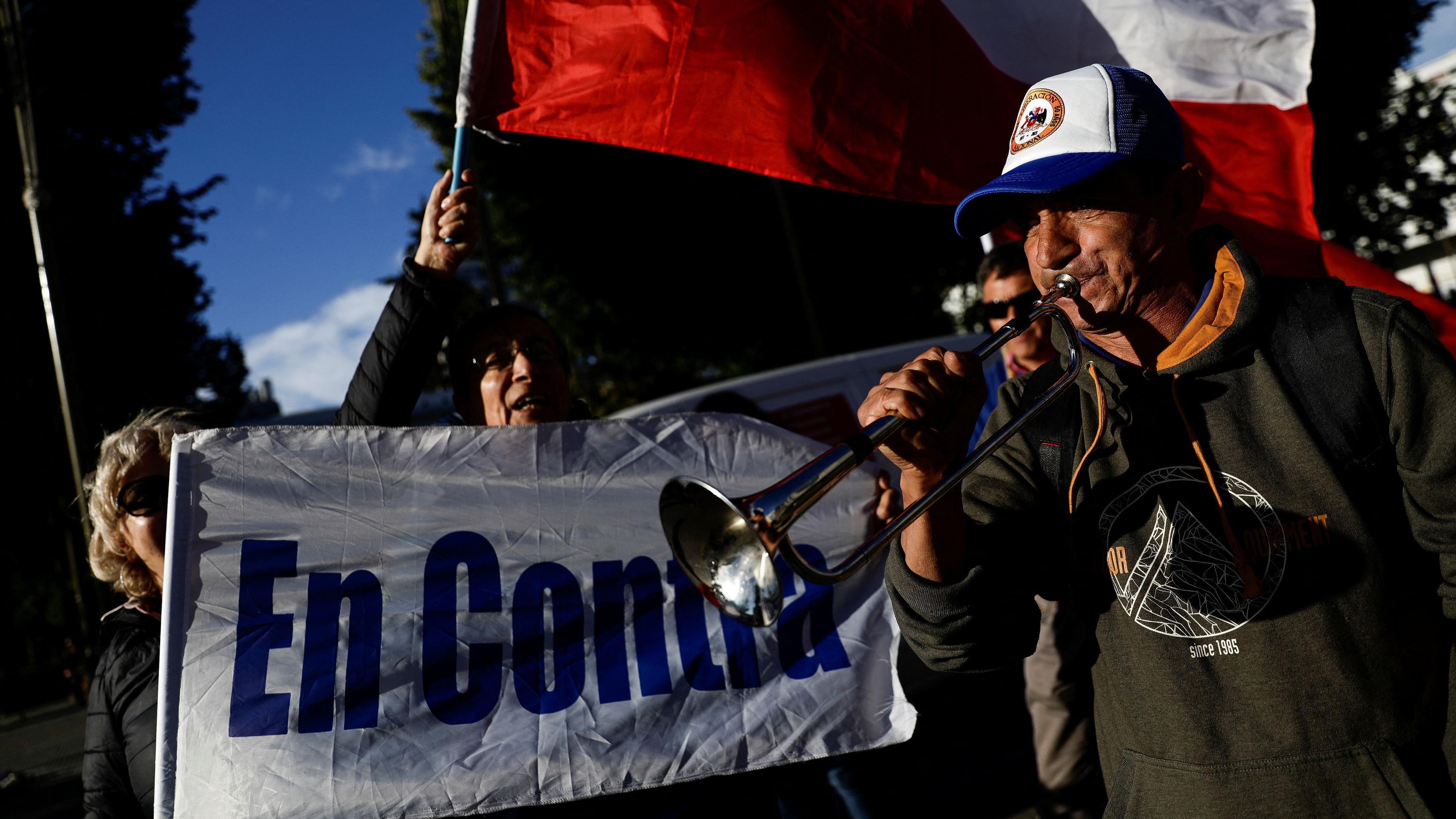 Personas con la pancarta de En Contra en Chile