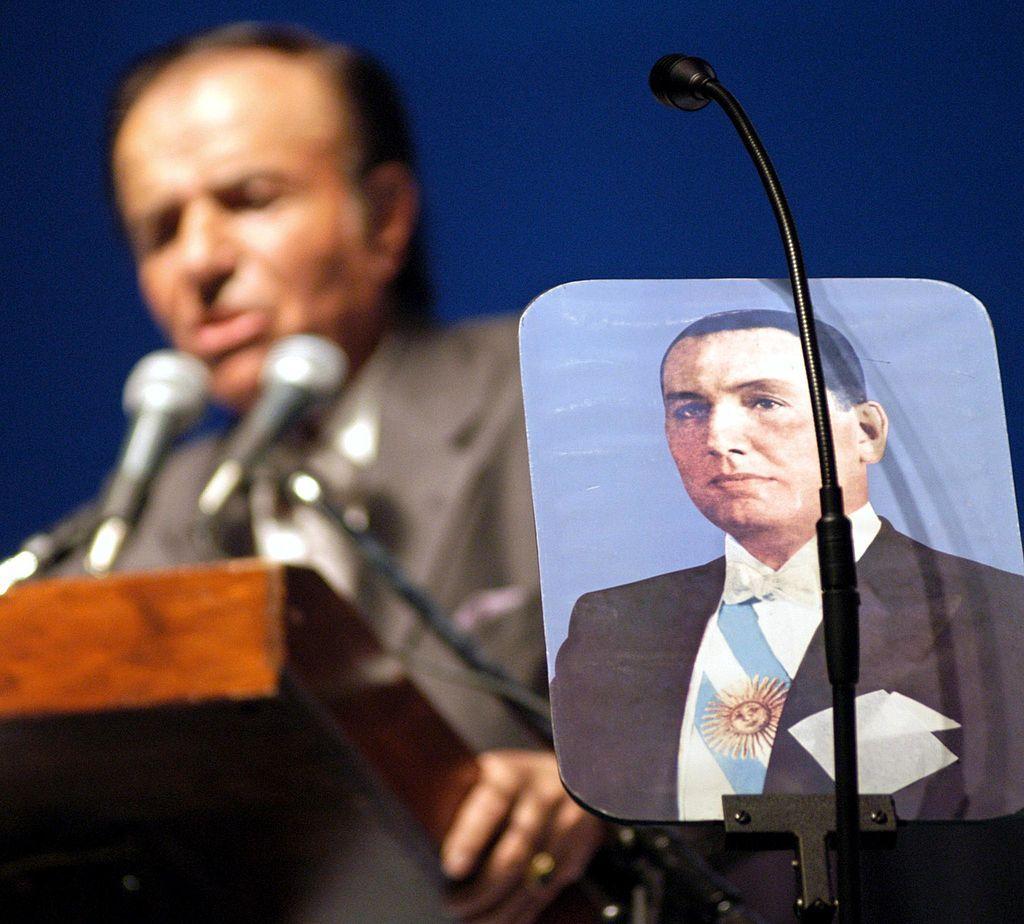 Carlos Menem con una imagen de Perón