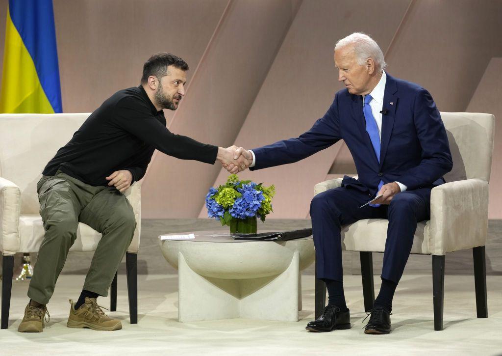 Aperto de mãos entre Zelensky e Biden.