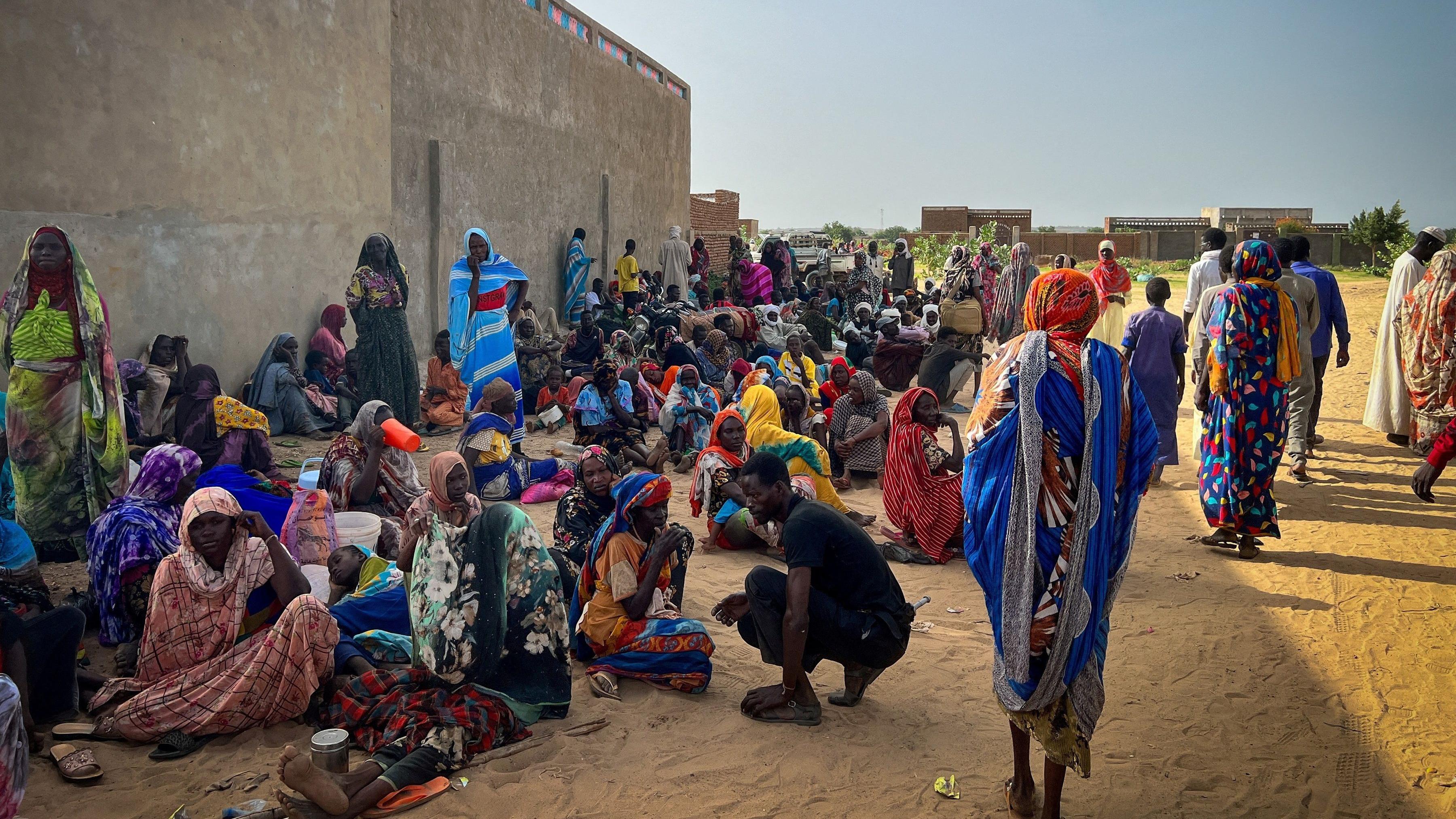 تجمع للاجئين سودانيين بينما تساعد فرق أطباء بلا حدود جرحى الحرب من غرب دارفور في السودان في مستشفى في تشاد المجاورة