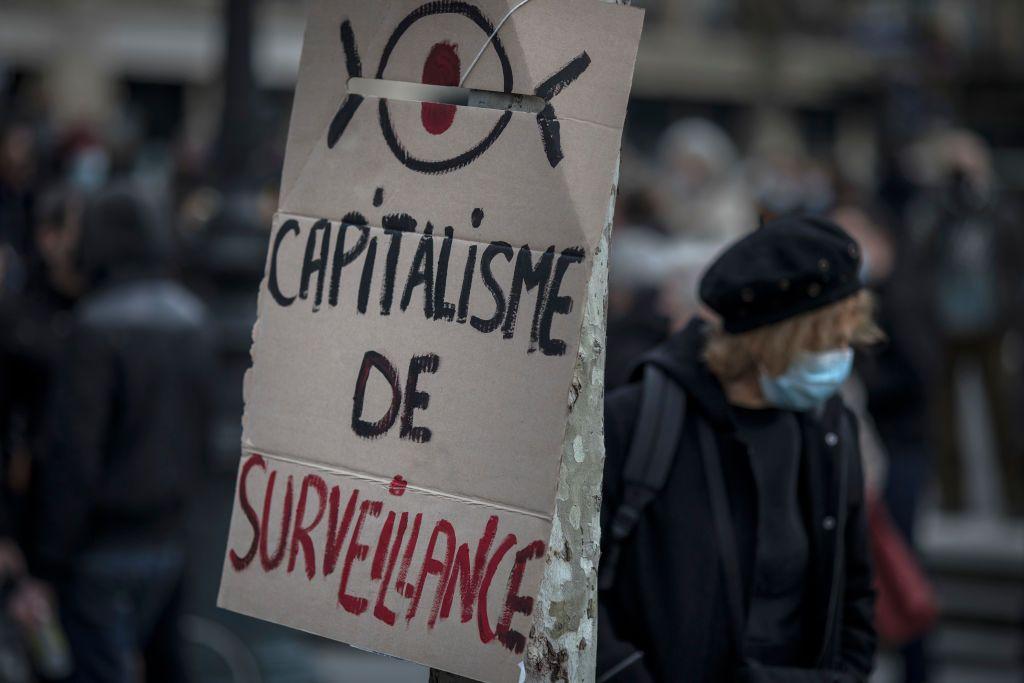 لافتة مكتوب عليها "رأسمالية المراقبة" في تظاهرة ضد مشروع قانون الأمن العالمي في 30 يناير 2021 في ساحة الجمهورية في باريس، فرنسا.