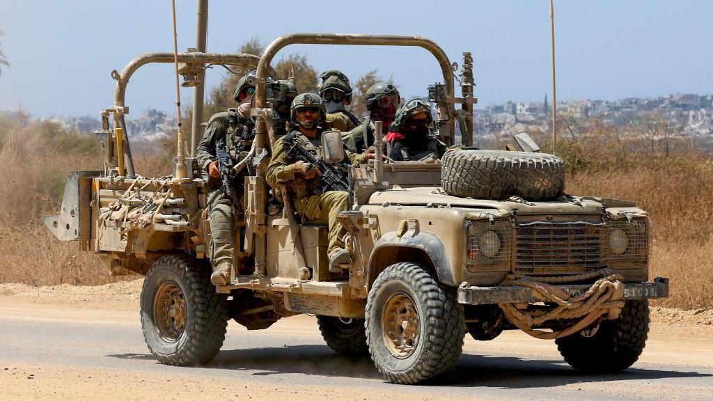 Un vehículo del ejército israelí se desplaza por la frontera sur de Israel con la Franja de Gaza el 9 de julio de 2024, en medio del actual conflicto entre Israel y el grupo militante palestino Hamás.