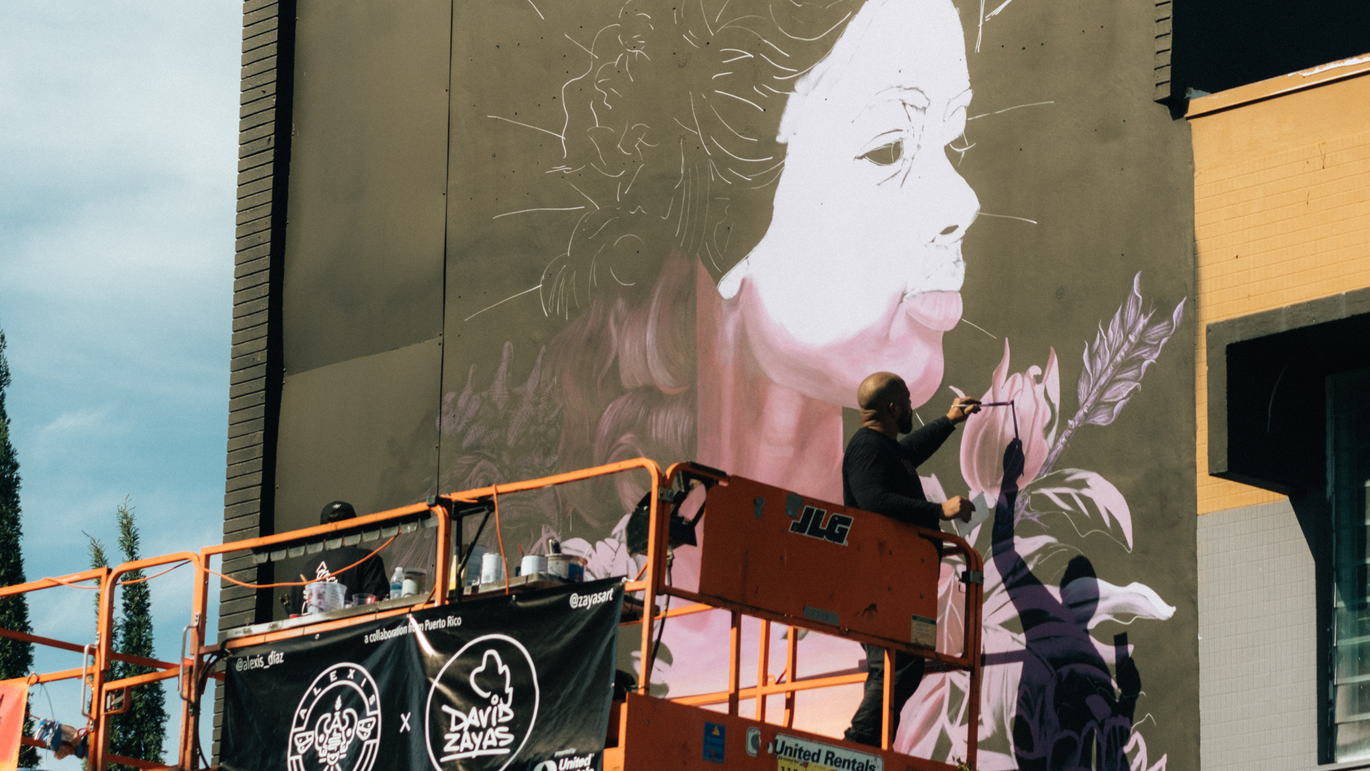 David Zayas y Alexis Díaz pintando un mural en Wynwood