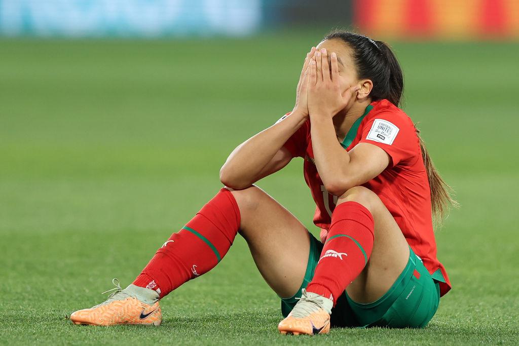 فرنسا تبدد حلم لبؤات المغرب وتخرجهن من كأس العالم للسيدات 1 سكينة أزراوي من المغرب تظهر حزنها بعد هزيمة الفريق 0-4 وإقصائها من البطولة التي أعقبت منافسات كأس العالم للسيدات أستراليا ونيوزيلندا 2023 التي أقيمت بين فرنسا والمغرب على ملعب هندمارش في 8 أغسطس/آب 2023 في أديليد، أستراليا