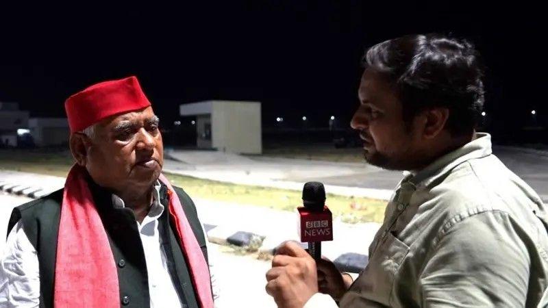 اودھیش پرساد سے انٹرویو لیتے ہوئے دلنواز پاشا