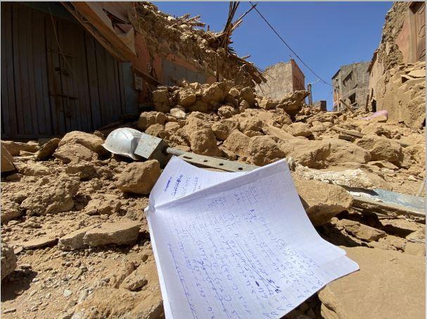 دفتر لأحد طلاب قرية أمزميز يظهر وسط الأنقاض الذي خلفه الزلزال  