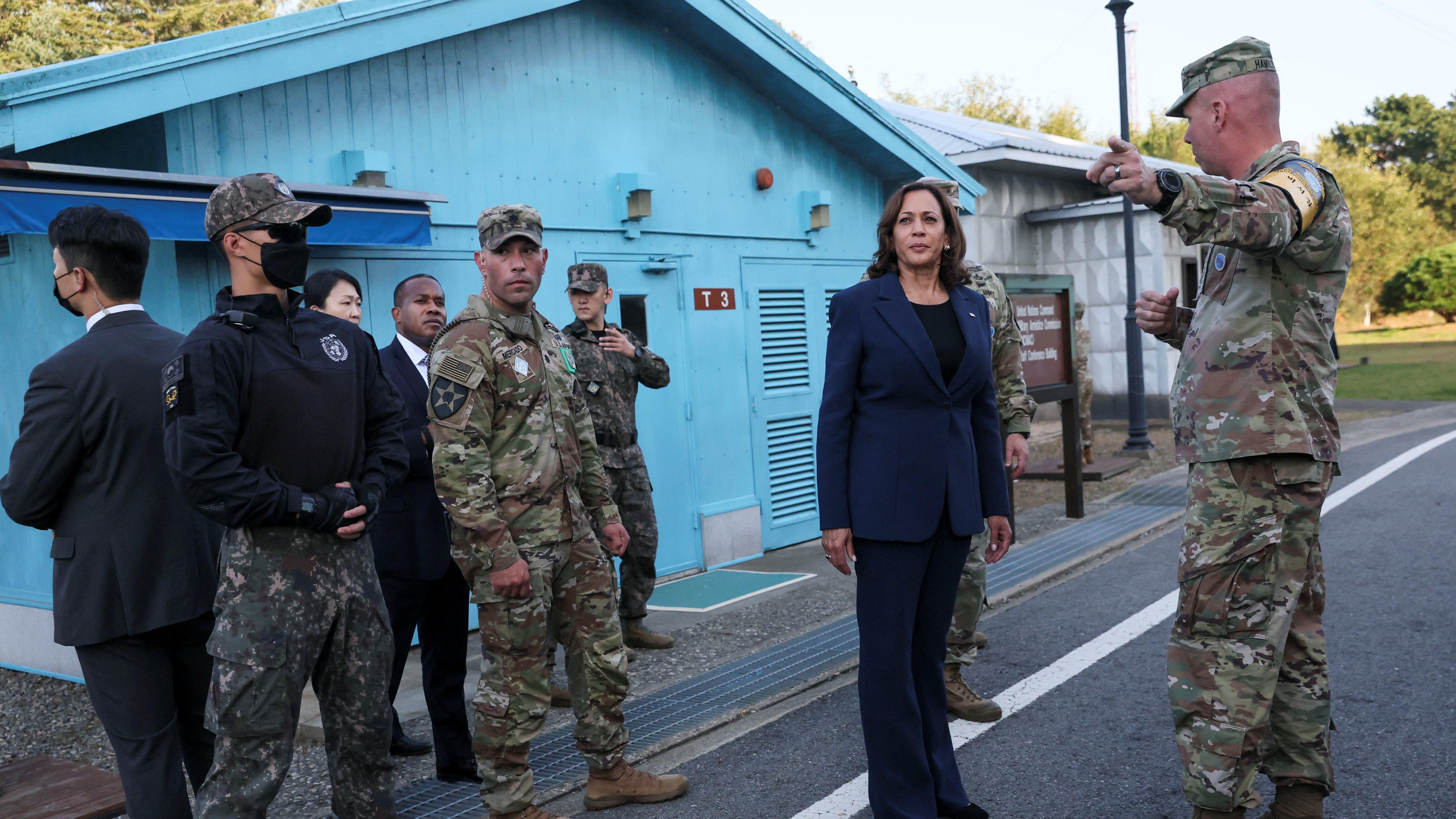 Kamala Harris ao lado da linha de demarcação na Zona Desmilitarizada (DMZ) que separa as duas Coreias, em Panmunjom, Coreia do Sul, em 29 de setembro de 2022.