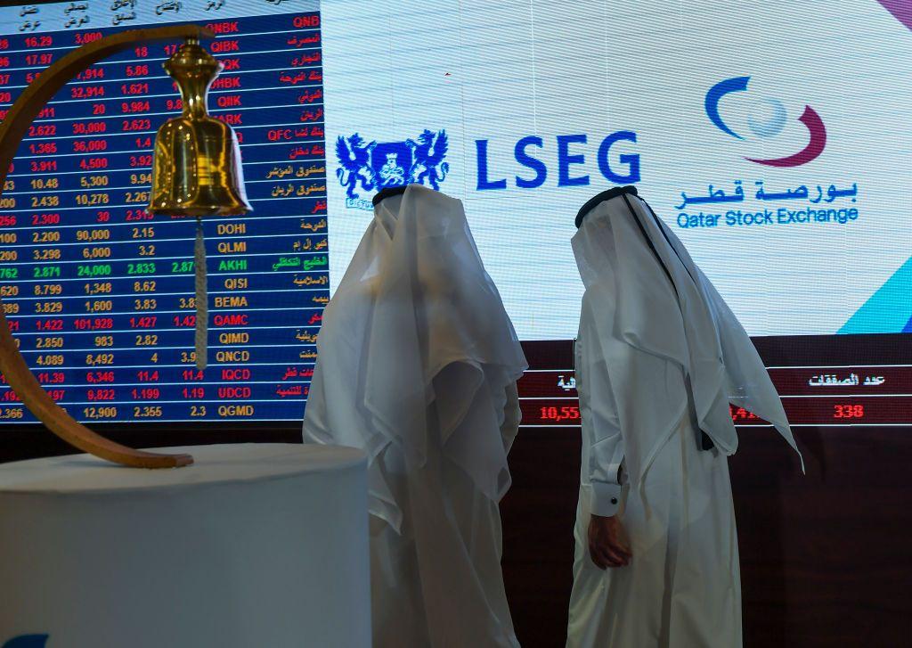 يراقب المتداولون سوق الأسهم في بورصة قطر