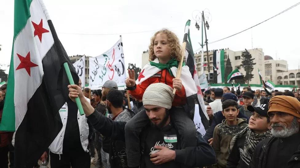 Warga Suriah memperingati 12 tahun pemberontakan di Idlib.