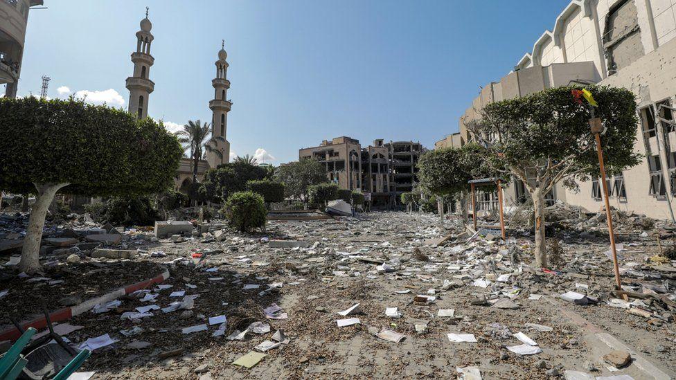 Bombalanan İslam Üniversitesi'nde yerlere saçılan kitap ve kağıtlar.