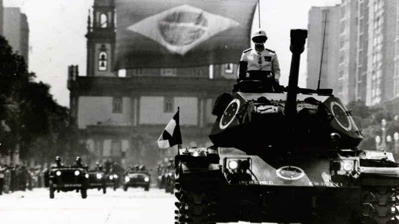 Tanques nas ruas do Rio de Janeiro durante a ditadura