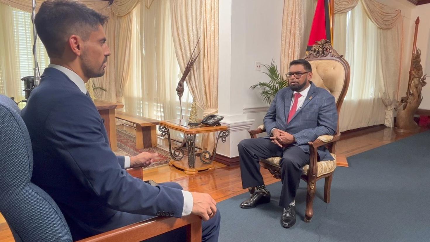 Leandro Prazeres, periodista de BBC Brasil, en entrevista con el presidente de Guyana.