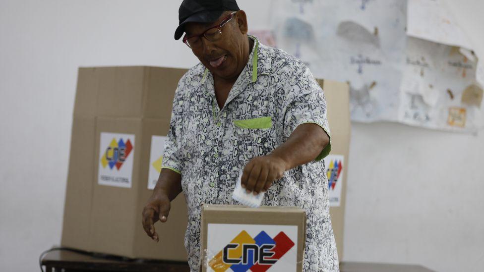 Venezuelano votando