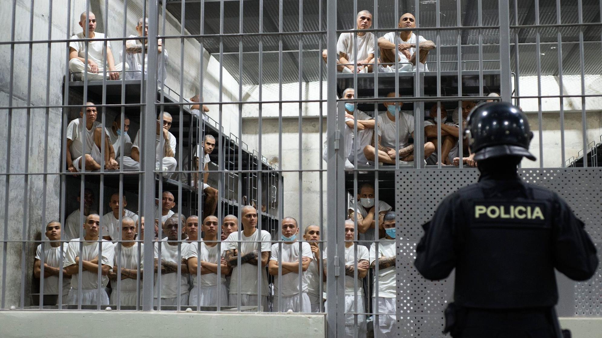 سجناء داخل الزنزانة