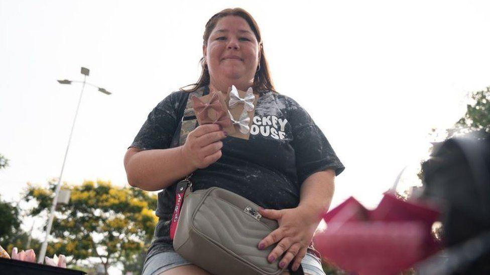 Silvia mostra alguns enfeites de cabelo que ela costura 