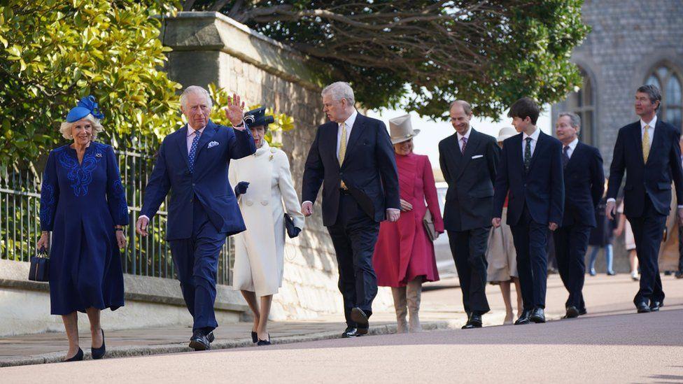 Membros da família real participando de um culto de Páscoa no Castelo de Windsor