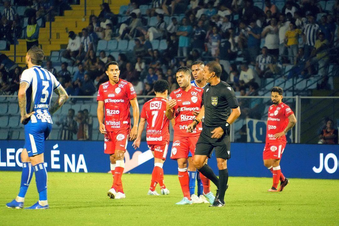 Foto de jogo do Vila Nova FC. Logo da Fatal Model está estampado na parte de baixo da camisa