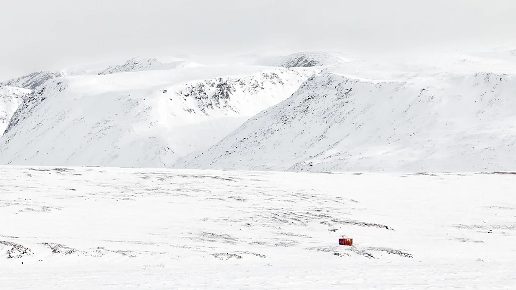 Área plana e área montanhosa com neve