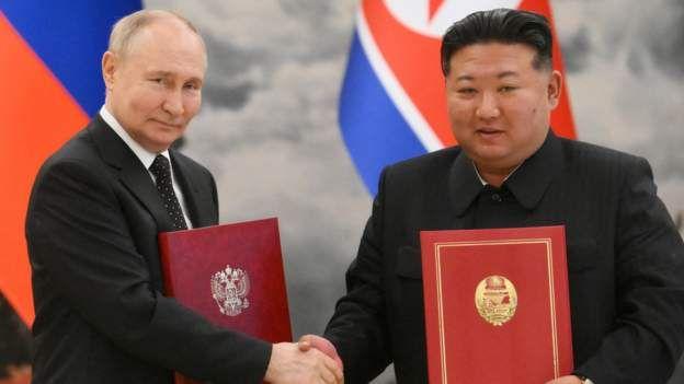 بوتني وكيم يتصافحان بعد توقيع الاتفاقية الاستراتيجية الشاملة بين البلدين في بيونغ يانغ