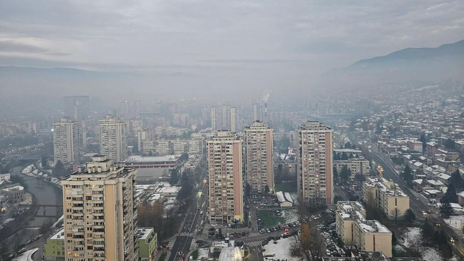 Centar Sarajeva prekriven je gustom maglom i smogom