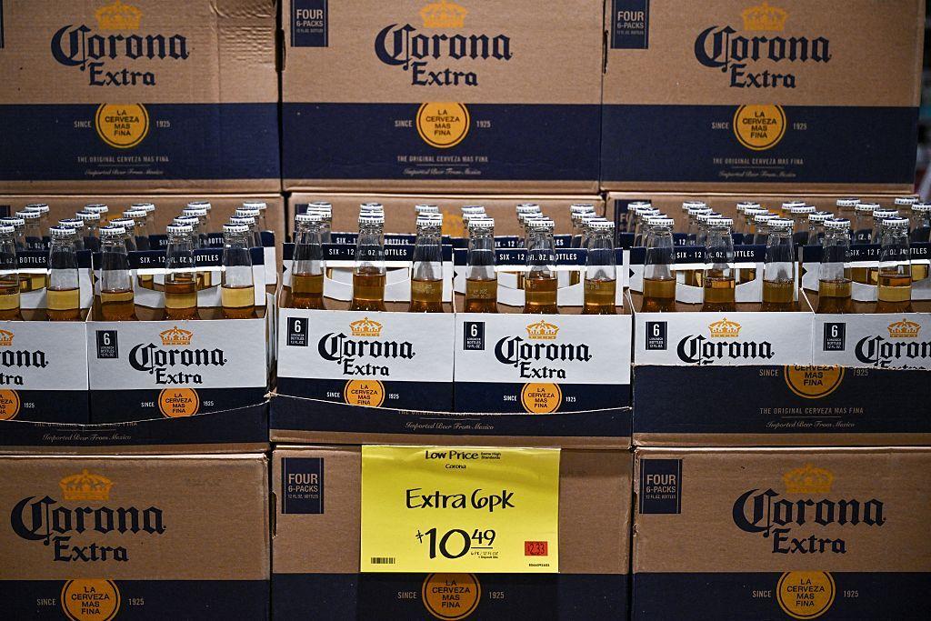 Una caja de cervezas de la marca Corona Extra en un supermercado de Estados Unidos. 
