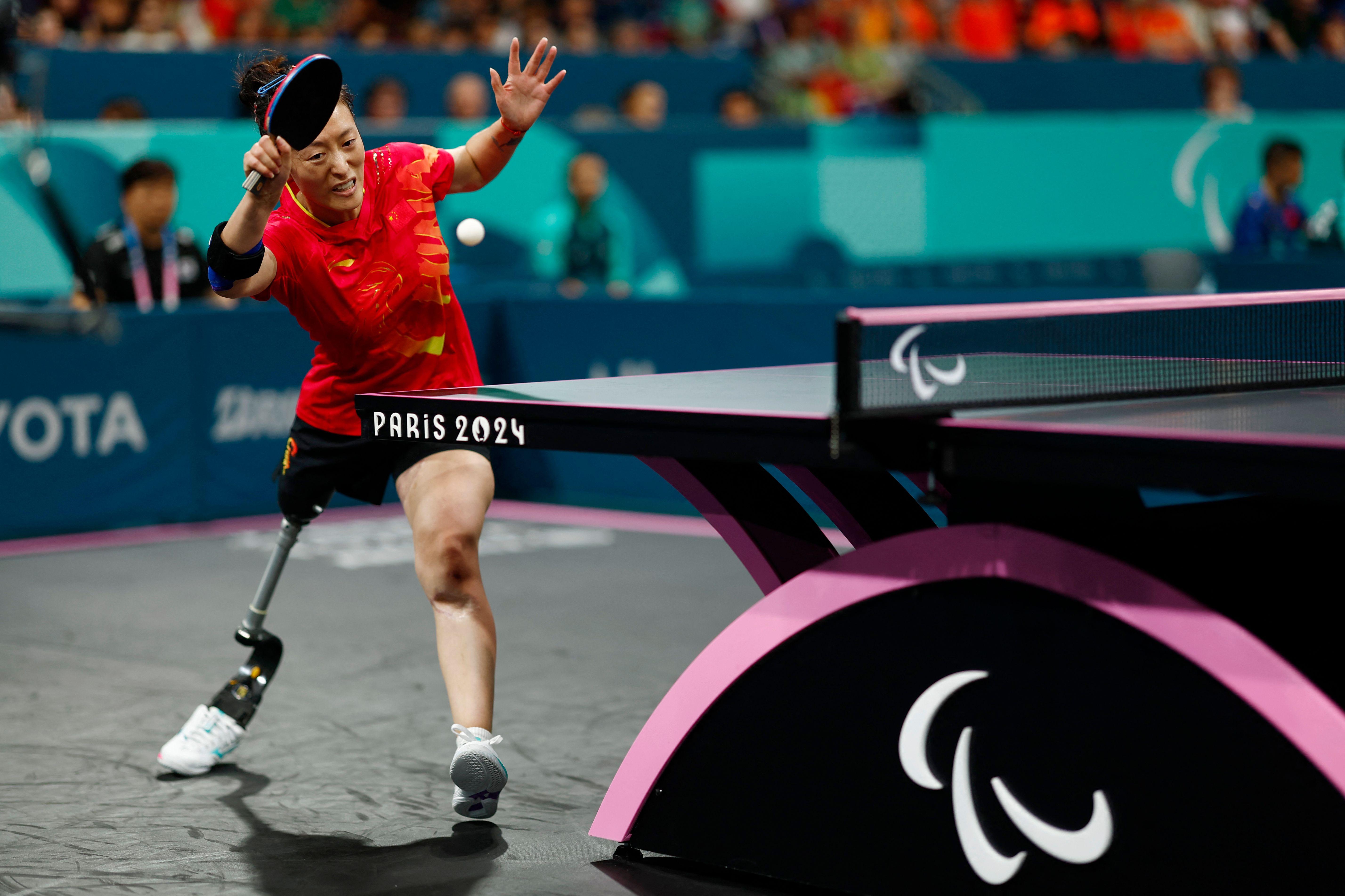 La tenimesista china Wang Rui golpea la pelota en medio de un encuentro en París 2024. 