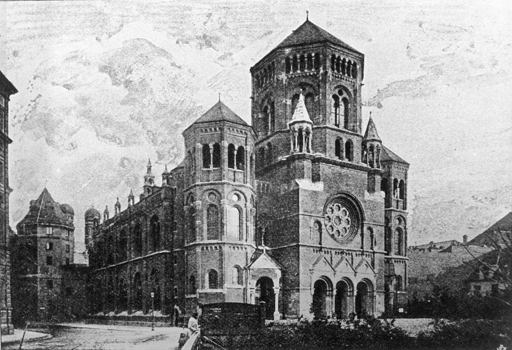 Foto muy antigua y desgastada, en blanco y negro, de la sinagoga en Munich. 