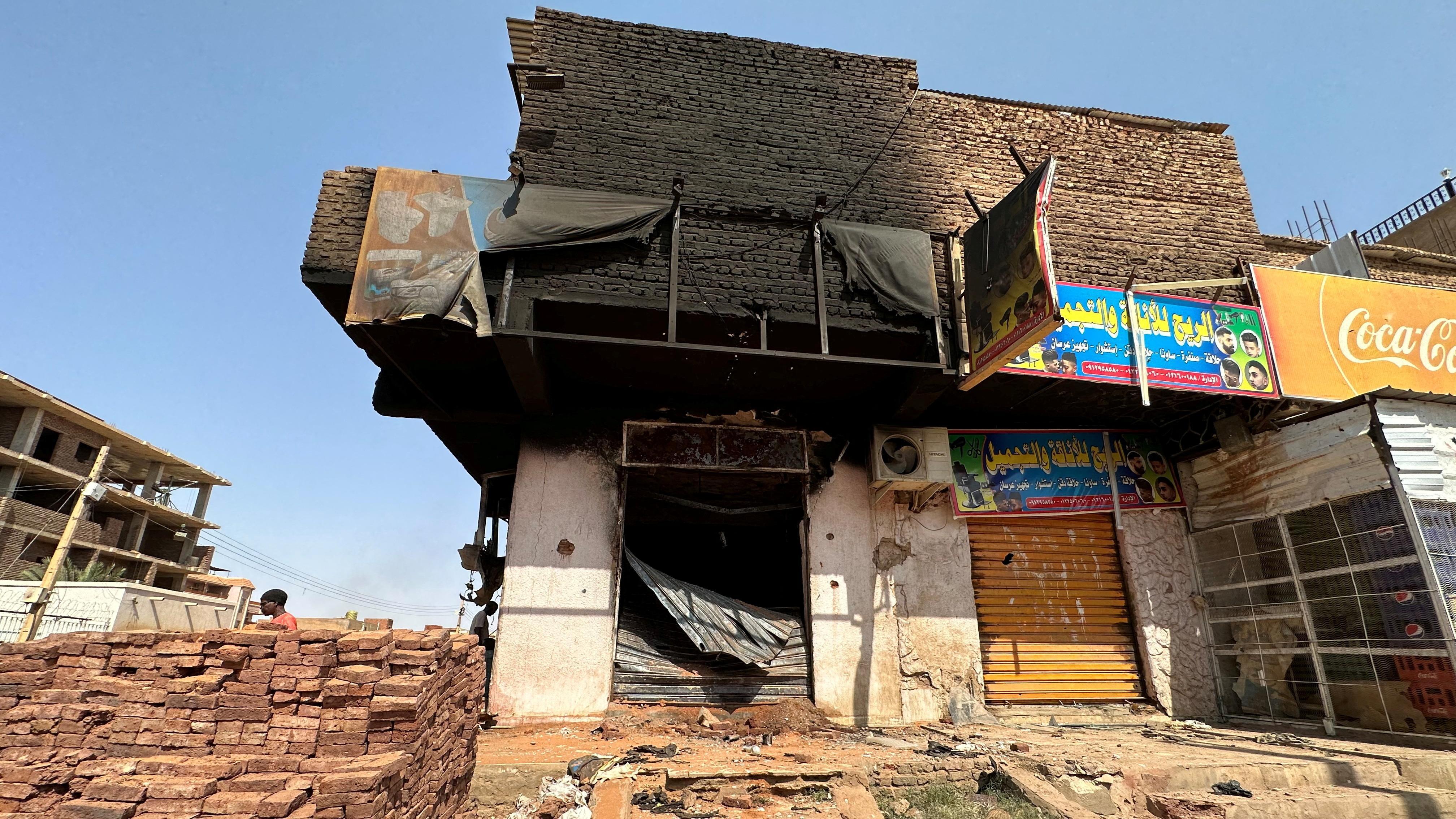 مبنى مدمر مع استمرار الاشتباكات بين الجيش وقوات الدعم السريع شبه العسكرية، في أم درمان، السودان، 4 يوليو/تموز 2023.