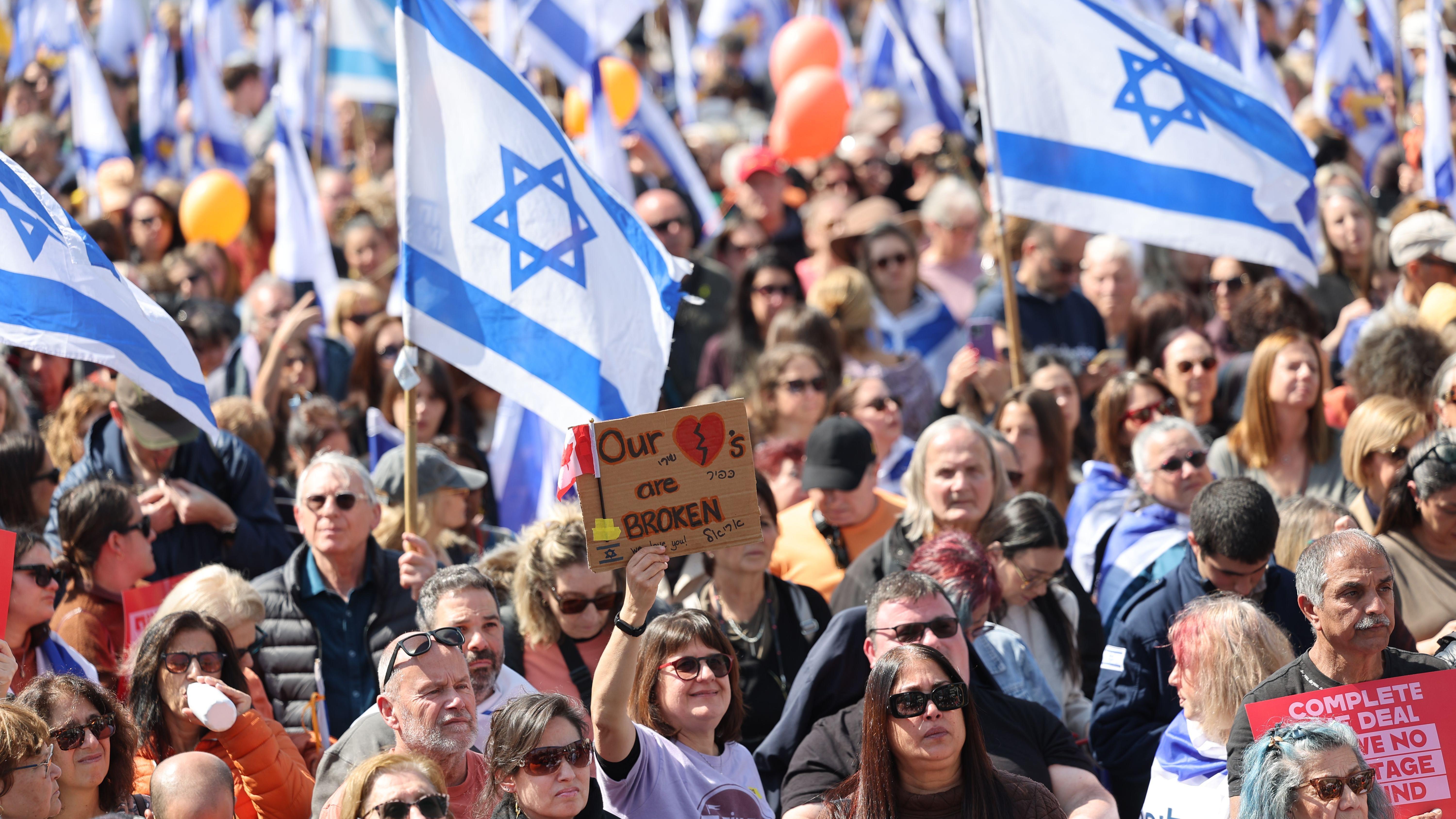 Un gran número de personas se concentró en Tel Aviv para ver el funeral de la familia Bibas.