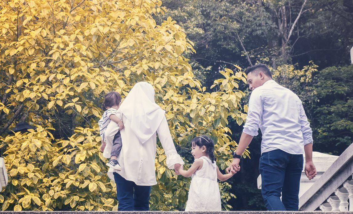 صورة تعبيرية لزوجين مع أطفالهما وهم يتنزهون