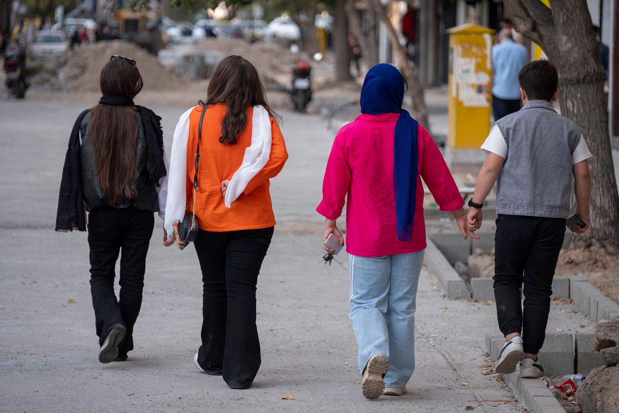 Perempuan tanpa hijab berjalan di Kota Tabriz di Provinsi Azerbaijan Timur, Iran, 17 Oktober 2024, meski ada risiko ditangkap.