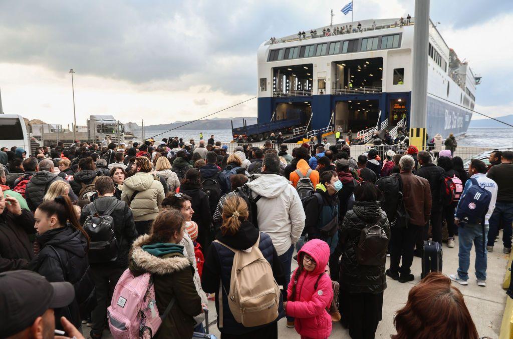 Residentes y turistas se agolparon en el puerto de Santorini para evacuar la isla.