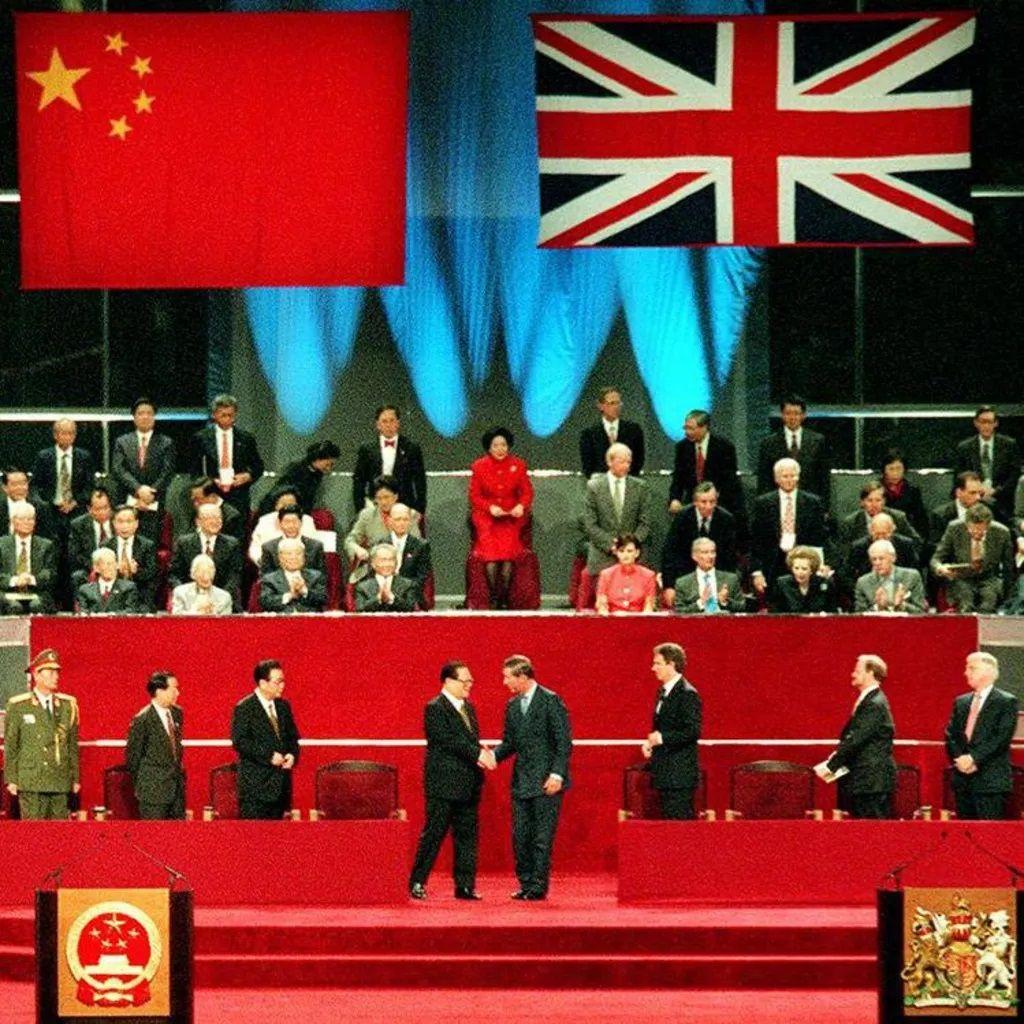 الأمير تشارلز ورئيس الوزراء الصيني جيانغ زيمين يحتفلان بتسليم هونغ كونغ